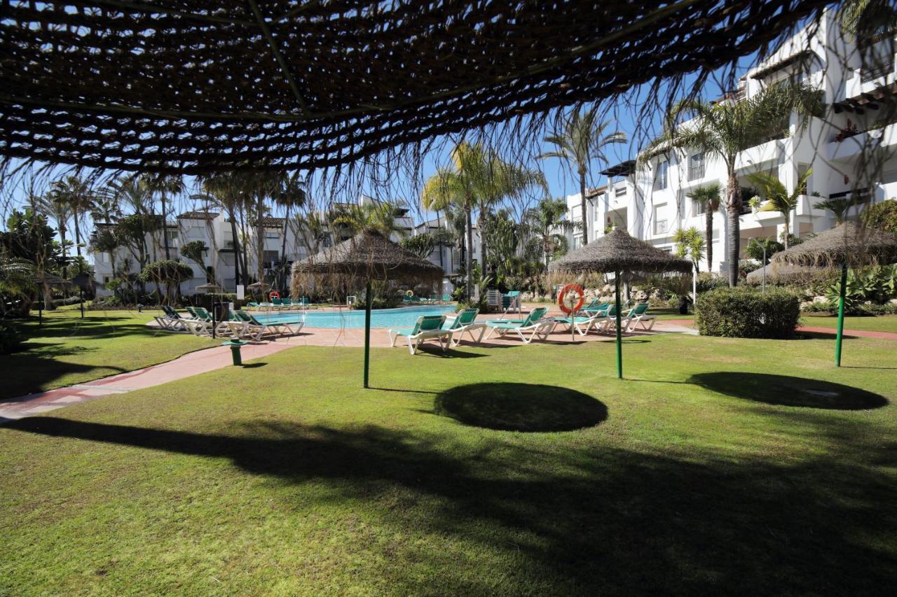 Exceptional Beachfront Complex With Pool In Costalita, Estepona Luaran gambar