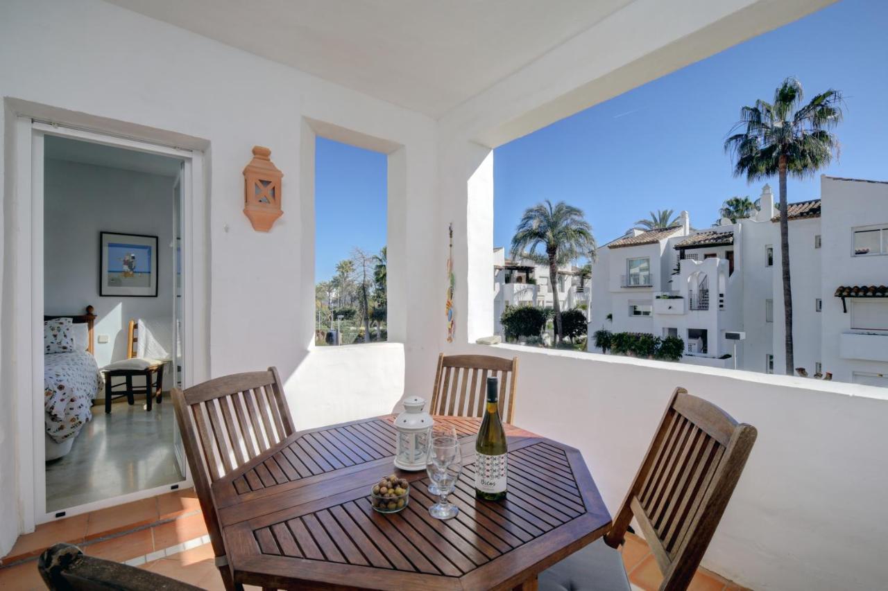 Exceptional Beachfront Complex With Pool In Costalita, Estepona Luaran gambar