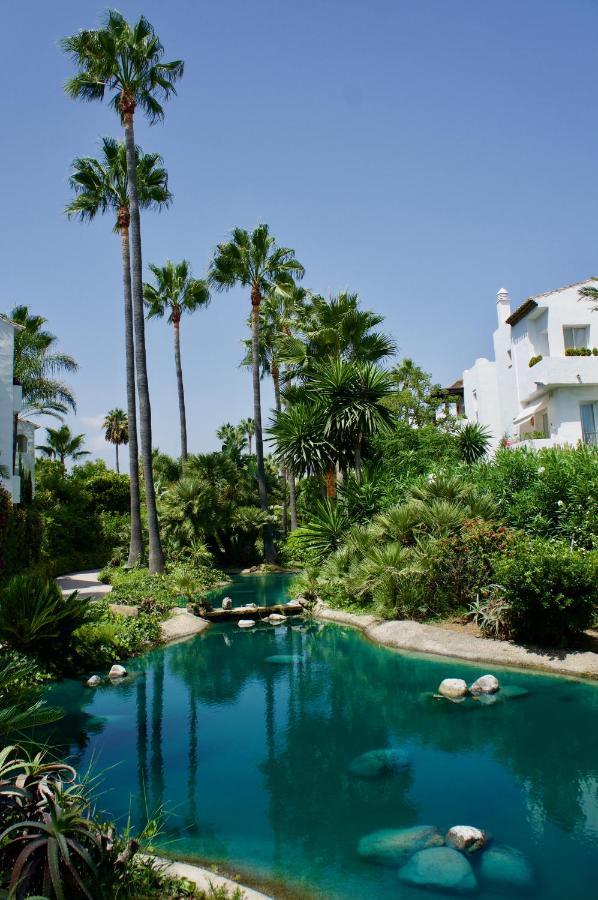 Exceptional Beachfront Complex With Pool In Costalita, Estepona Luaran gambar