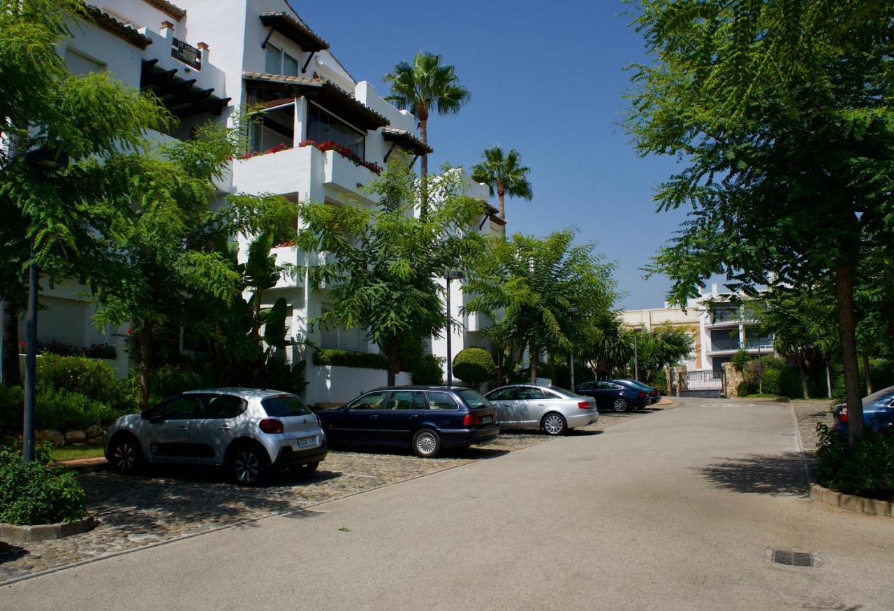 Exceptional Beachfront Complex With Pool In Costalita, Estepona Luaran gambar